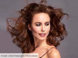 Il descendit juste devant sa maison et vit la lueur. Cheveux Roux Fonces La Coloration Des Teints Mats Femme Actuelle Le Mag