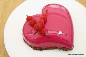 C Est Crop Bon Chez Vanille Bavarois Chocolat Framboise En Forme De Coeur Fancy Desserts Desserts Desserts With Biscuits