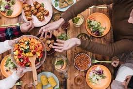 Menikmati makanan enak dengan bahagia. Jangan Salah Pilih Ini Cara Tepat Memilih Menu Buka Puasa Miftah Farid Blogger Banjarmasin