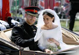 Prince harry and meghan markle smile as they leave windsor castle in a carriage after their wedding ceremony at st. Photos Scenes From Prince Harry And Meghan Markle S Royal Wedding