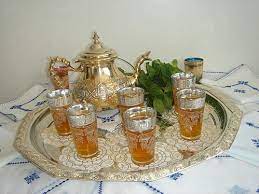 ويتم تقديم عروض الصوت والضوء في قصر الوطن باستخدام أحدث التقنيات العالمية في ذلك التخصص حيث يتم استخدام 52 جهاز عرض ضوئي لعرض القصة على الواجهة الخارجية لمبنى قصر الوطن؛ ويقوم فريق عمل متخصص. Ø·Ø±Ù‚ ØªÙ‚Ø¯ÙŠÙ… Ø§Ù„Ø´Ø§ÙŠ Ø§Ùˆ Ø§ØªØ§ÙŠ Ø§Ù„Ù…ØºØ±Ø¨ÙŠ