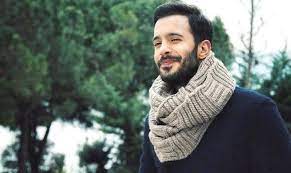 Emlakçılık yapan babası i̇sviçre deki işini bıraktıktan sonra ailecek türkiye'ye geldiler. Kuzgun Dizisinin Akca Gorgun U Baris Arduc O Fotografla Cok Konusuldu