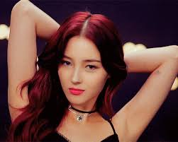 Thiên thần lai Hàn Quốc chiếm top 1 tìm kiếm Việt Nam gây tranh cãi vì mặc  hở