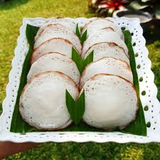 Tuangkan sasa santan kelapa, garam dan daun pandan ke dalam panci. 9 Camilan Nikmat Berbahan Tepung Beras Dari Sumatra Barat