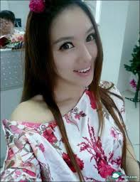 Melangkah masuk dalam kelas, mata pelajar tak kelip memandang cikgu, mulut hampir terlopong. Bila Cikgu Cantik Masuk Mengajar