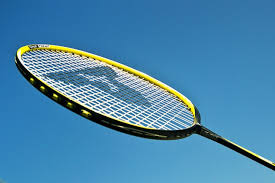 The net is 1.55 m (5 ft 1 inch) high at the edges and 1.524 m (5 ft) high in the centre. Badminton Clear Bildreihen Des Sports