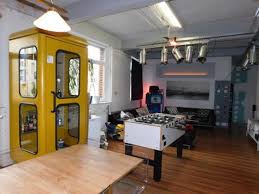 Wg Gemeinschaftsraum Mit Telefonzellen Schnapsbar Und Tischkicker In Nurnberg Wohnen Wg Zimmer Raumlichkeiten