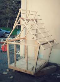 Cabane Enfants Facon Tim Burton Fairy Tale Kids Pallet Hut From 11 Pallets 1001 Pallets Fairy Tales For Kids Play Houses Tree House Kids
