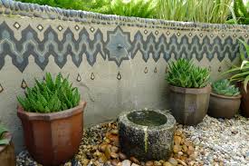 Unsere neue fassadenbegrünung wird durch ein ausgeklügeltes leitungssystem mit wasser und einer nährlösung versorgt. Wanddeko Fur Den Garten 13 Kreative Ideen