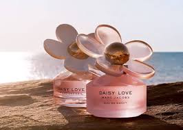 Delicate daisy tree petals mingle with sparkling cashmere musks and driftwood to create a lasting and. Live In The Sweetness Of The Moment Daisy Love Eau So Sweet From Marc Jacobs Captures The Addictive And Irresistible Sp Daisy Love Perfume Marc Jacobs Perfume