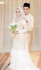 Terbaru, kami nyaris tidak perasan abang ummi nazeera mempunyai iras wajah hampir sama. Netizen Komen Pelamin Kahwin Ummi Nazeera Dr Izzar Cantik Tapi Pengantin Nampak Macam Kisah Dunia