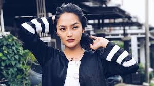 chorus hey sayangku hari ini aku syantik syantik bagai bidadari bidadari di hatimu hey sayangku kau lakukanlah diriku seperti seorang ratu ku ingin dimanjakanmu. Lirik Lagu Lagi Syantik Siti Badriah Musik Dangdut Dengan Unsur Elektronik Yang Easy Listening Tribunstyle Com