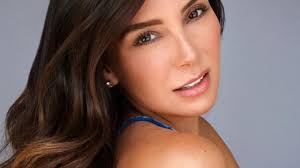 Elizabeth Gutiérrez es duramente criticada por besar a su hija en la boca