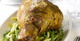 Gigot D Agneau De Sept Heures Au Miel Sur Son Lit D Haricots Verts Pour Paques Recette Recette Gigot Agneau Recette Gigot Recette