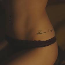 Pequenos Tatuajes Pequeno Tatuaje En La Cintura Que Dice Because I 8 tatuajes pequenos para mujeres. because i