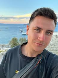 Hello everyone! My friend is renting one of the rooms in his T2 apartment  in Graça (close to the Pantheon and Feira da Ladra). The apartment has 1  bathroom, kitchen (with dishwasher