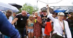 See all related lists ». Fernsehgarten Geht Im Regen Unter So Reagieren Die Fans Watson