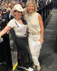 Leisa Austin (@leisalovesart) • Instagram photos and videos