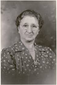 Elizabeth Albee's Instagram, Twitter & Facebook