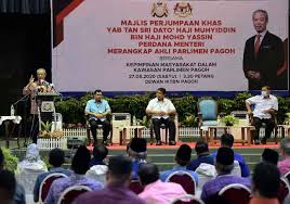 Dia kemudian dengan tangan satunya lagi mengangkat kaosnya ke atas dan sekarang hanya tinggal kaos kutangnya saja. Pm Gesa Pbt Agensi Kerajaan Proaktif Turun Ke Lapangan Utusan Borneo Online