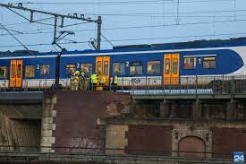 Daarom monitoren ze continu het treinverkeer, lossen incidenten snel en veilig op en zijn betrokken bij het voorbereiden van grote events, van koningsdag tot de formule 1. Persoon Aangereden Door Trein Op Spoorbrug Weert Treinverkeer Ligt Stil Nederweert24