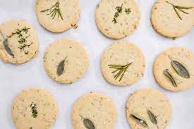 I biscotti al parmigiano sono dei gustosissimi frollini salati, perfetti per essere serviti in occasione di il gusto intenso del formaggio stagionato parmigiano (o grana) viene esaltato dalla friabilità di questi. Biscotti Salati Al Parmigiano E Rosmarino Gnambox Com