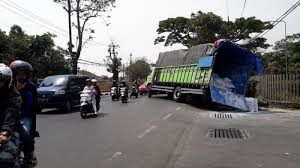Peng topeng ‎info muatan truk. Truk Tepung Hampir Terguling Di Jalan Ah Nasution Jalan Pangaritan Bikin Macet Sejak Pagi Tribun Jabar