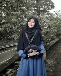  Image May Contain 1 Person Outdoor Gaya Hijab Model Pakaian Hijab Wanita