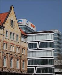 Die zentrale lage am hauptbahnhof und eine großzügig tiefgarage bieten eine optimale verkehrsanbindung. Buro Und Wohnbebauung Z Up In Stuttgart Zwischen Dem Geno Haus Hinten Und Dem Hotel Links Spricht Das Z Up Eine Weitere Ganz Andere Architektur Startbilder De