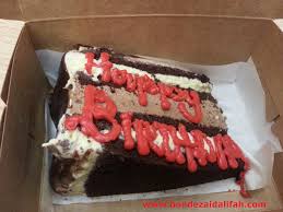 Fakhrul menghulurkan kotak kek secret recipe yang dibelinya sebelum balik. Outhing Birthday Fatin Di Steak Shack