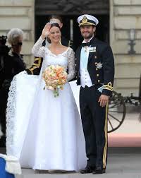 Style überraschung sofia führt ihr hochzeitsdiadem aus. Look Back At The Breathtaking Pictures From Prince Carl Philip And Princess Sofia S Wedding Royale Hochzeiten Kleid Hochzeit Prinz Carl Philip