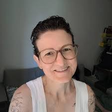 Edna Medeiros's Instagram, Twitter & Facebook