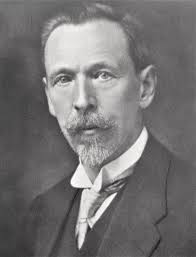 Am 4. März 1897 wurde **BARNABAS VON GECZY** in Budapest geboren. Géczy  lernte die ersten Geigentöne bei einem Zigeuner-Prímás in Budapest. Er  studierte Violine an der Budapester Musikakademie und war dort  Meisterschüler