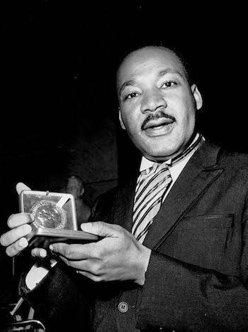 Martin Luther King recevant le Prix Nobel de la Paix en 1964., généré par IA