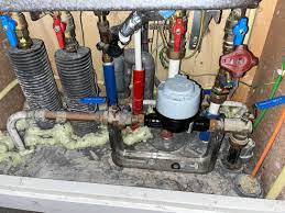 Vakman controleert waterleidingen