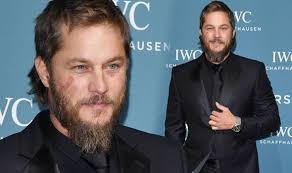 O sıralar maddi durumu çok da iyi değildi ve hiç olmazsa los angeles'ı görmüş derken 2012 yılında history channel'da yayınlanması planlanan belgesel drama vikings'te ragnar lothbrok rolünün teklifini kabul etti. Travis Fimmel Pictures Vikings Star Sports Nasty Facial Injury On Red Carpet In Switzerla Celebrity News Showbiz Tv Express Co Uk