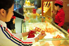 Gia chủ thường cầu khấn thần tài để mong cầu có được những may mắn trong công việc, tiền bạc luôn dư dôi, không. Y32z 0u5m9onam
