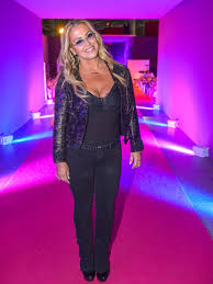 Escrava anastacia is a popular folk saint venerated in brazil.an enslaved woman of african descent, anastácia is depicted as possessing incredible beauty, having piercing blue eyes and wearing a punitive iron facemask.although not officially recognized by the catholic church, anastacia is still an important figure in popular catholic devotion throughout brazil. Anastacia Zimbio