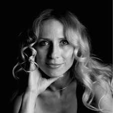 Dr Agata Lulkowska (@followingred)