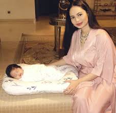 She had filed the claim for matrimonial property (harta sepencarian) at the syariah high court here last month. Wajah Bahagia 4 Ibu Jelita Azrinaz Izara Elfira Nina Iskandar Rai Aidilfitri Bersama Orang Baru Lubuk Maklumat Viral