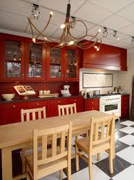 landhauskuche rot kuchenplanung kitchenadvisor kitchen inspiration kuche bunt landhaus insel familie kuchen planung bunte kuche haus kuchen