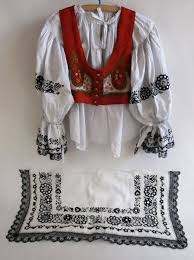 3 spodničky, cudnička, jelito, rukávce, sukně, kordula, zástěra. Kyjovsky Kroj A52 Aron Antik