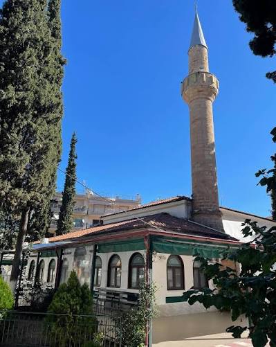 Batı Trakya'nın güzide şehri İskeçe'de soydaşlarımızı bir ve beraber kılan  Çınar Camisi. Rabbim, bizi her türlü fitneden uzak tutsun. Aramızdaki  muhabbeti artırsın, gönüllerimizi bir eylesin. Cumamız mübarek olsun! ??