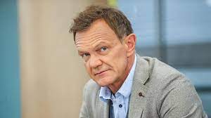 After he embarrasses the hated vice prime minister, his life changes dramatically. Cezary Pazura Bez Koszulki Fani Zachwyceni Muskulami Aktora Dzien Dobry Tvn