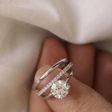 Pin By Rita Peens On Wedding Stuff Round Brilliant Diamond Engagement Ring Wedding Rings Unique Beautiful Wedding Rings