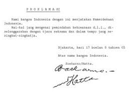 Ketika naskah proklamasi dirumuskan, anggota ppki (panitia persiapan kemerdekaan indonesia) dan beberapa pemuda, menunggu di ruangan tengah dan serambi rumah. Perbedaan Teks Proklamasi Donipengalaman9