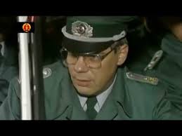 Der film bornholmer straße ist eine deutsche tragikomödie vom regisseur christian schwochow aus dem jahr 2014. Ddr Volkspolizist 09 11 1989 Bornholmer Strasse Berlin Youtube