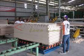 Harga triplek atau multiplek yang beredar di pasaran juga sangat beragam. Pabrik Plywood Antara News Jawa Timur