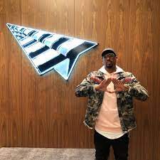 Roc nation sports is the sports management division of roc nation. The Green Jacket Military Double Pink Stripes Worn By Jerome Boateng In The Office Of Roc Nation Sports On Her Account Instagram Jeromeboateng Spotern