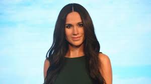 Meghan markle und prinz harry sind das royale traumpaar. Meghan Markle Irre Verschworungstheorie Herzogin Meghan Ist Ein Roboter Youtube